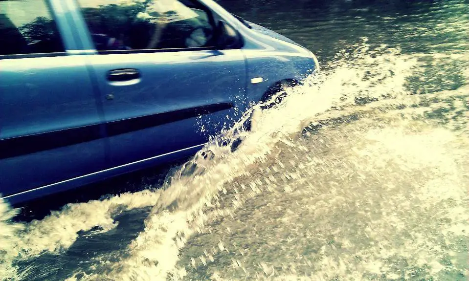 auto rijdt door water