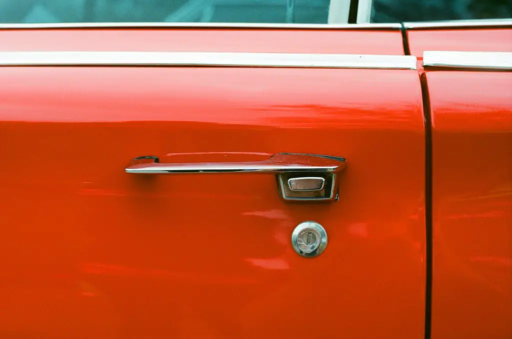 rode auto met chrome deurhendel